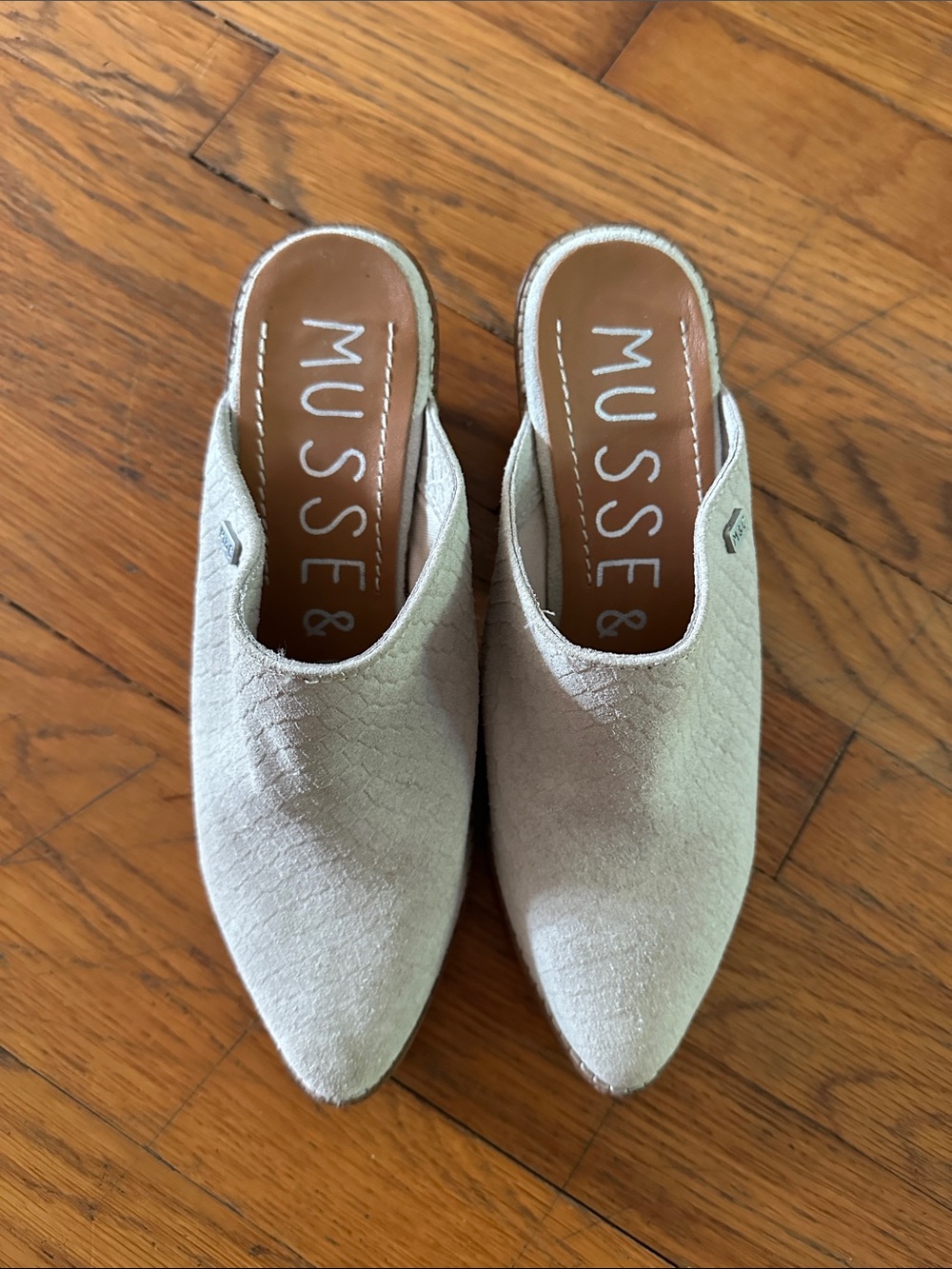 Musse & Cloud Women's Light Cream/Grey Pointed Slip-On Mules